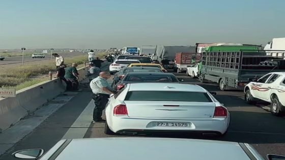 متظاهرون يقطعون الطريق السريع الدولي بالقرب من بابل للمطالبة بالتعيين.