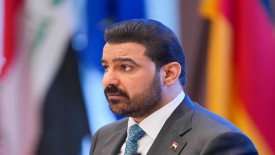 رئيس الوزراء علي الزيدي لـ”نيويورك تايمز”: حصر السلاح سيبدأ بفترة 90 يوماً لا تهاجم فيها الفصائل أو تتعرض لهجمات أمريكية، وسنعتبر الجماعات المسلحة خارجة على القانون إذا واصلت عملها بعد انتهاء المهلة، والفصائل ستبدأ تسليم أسلحتها على أن تنتهي العملية بحلول 30 يونيو 2027.